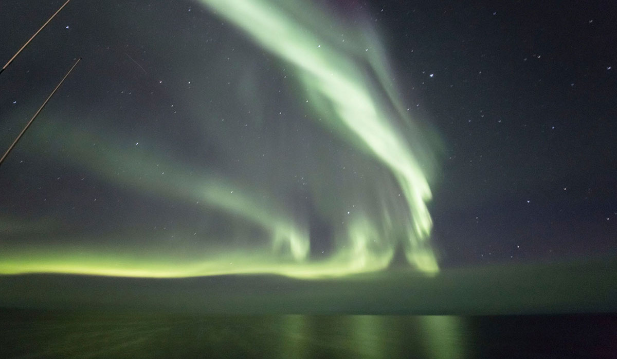 Polarlichter über dem Nordpolarmeer