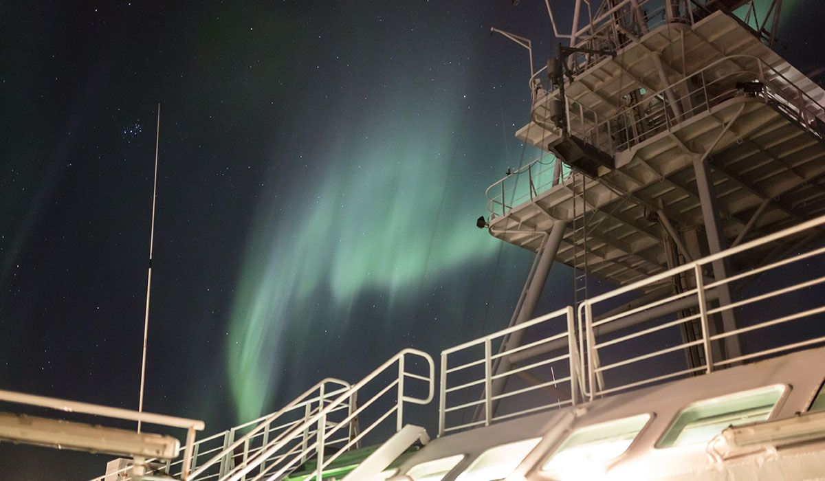 Polarlichter über dem Nordpolarmeer